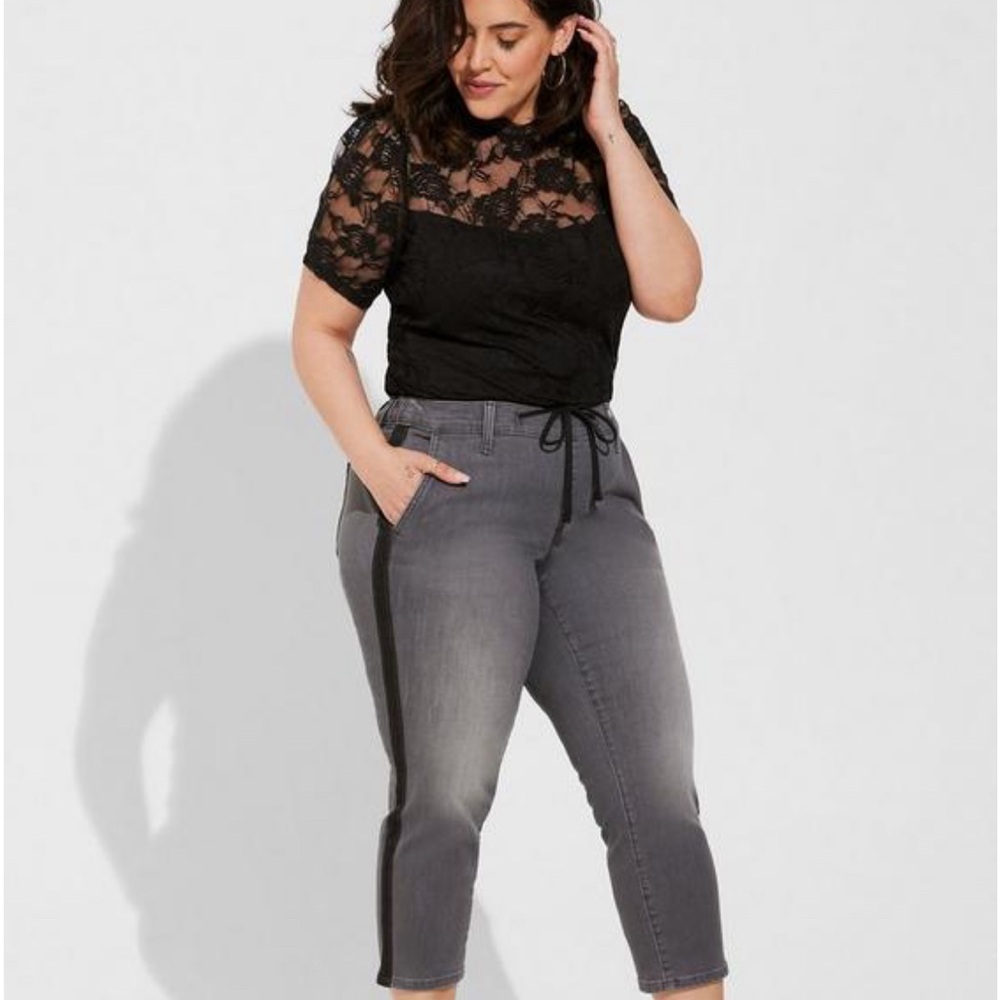 Torrid Crop Pull-On Weekend Straight Super Soft Mid-Rise Jean NWT